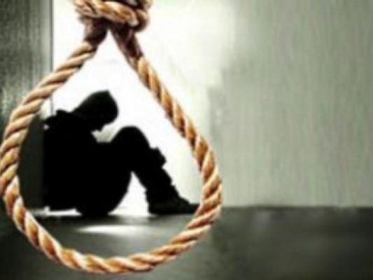 कोरोनामुळे पत्नीचा मृत्यू, नैराश्यातून पतीची गळफास घेऊन आत्महत्या