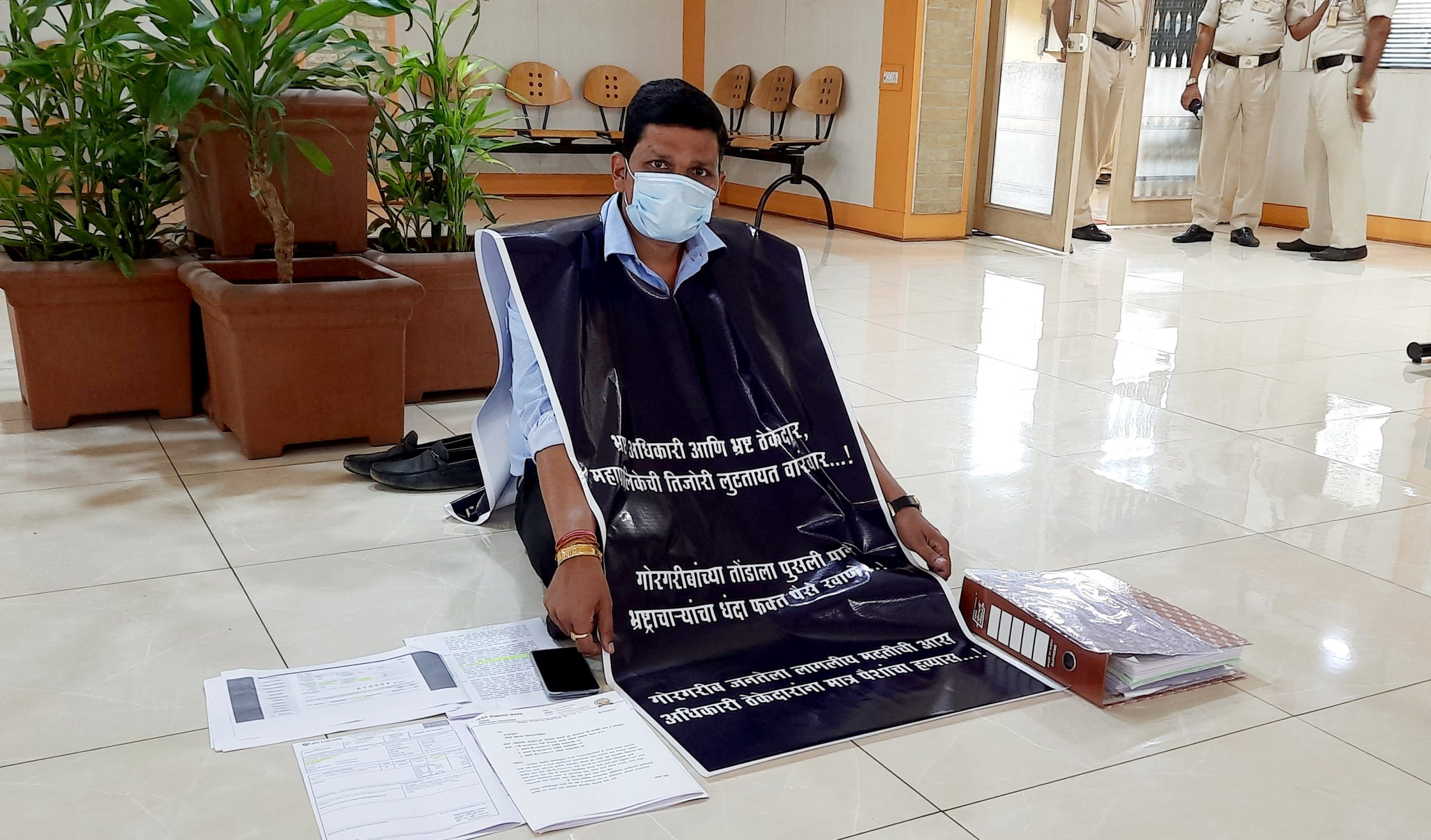 राष्ट्रवादीच्या माजी महापौरांविरोधात भाजपा नगरसेवक तुषार कामठे यांचे आयुक्तांच्या दालनाबाहेर ठिय्या आंदोलन
