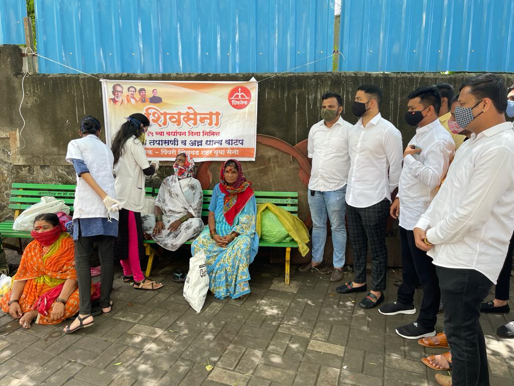 शिवसेनेच्या वर्धापनदिनी युवा सेनेतर्फे भिक्षेक-यांची आरोग्य तपासणी