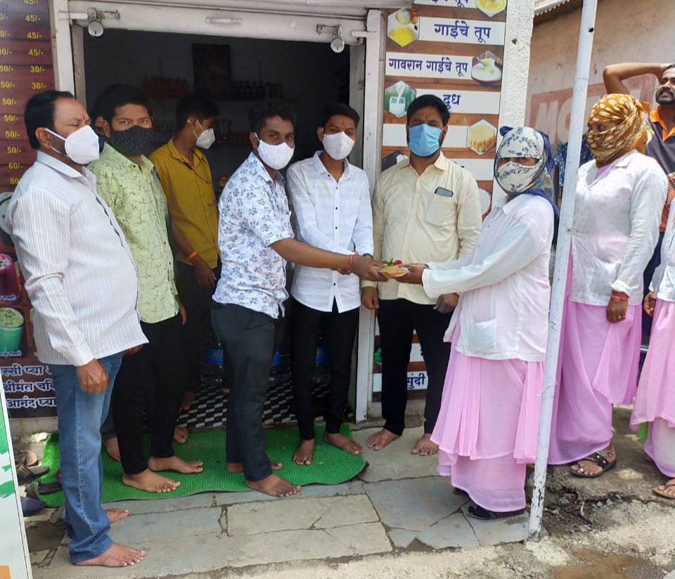 सामाजिक उपक्रम : पिंपळेगुरव येथे रोहित घंटे मित्र परिवाराकडून पोलीस व सफाई कर्मचाऱ्यांचा सन्मान