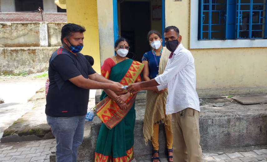 कासारवाडीतील सफाई कर्मचाऱ्यांना युवासेनेकडून मास्क, सॅनिटायझर व हॅन्डग्लोजचे वाटप
