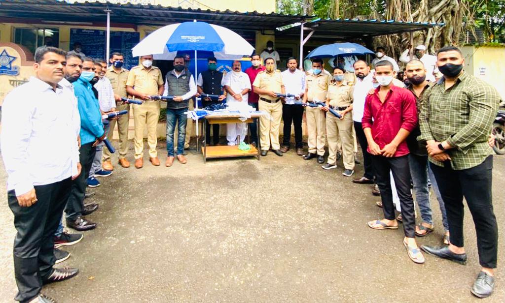 पोलिस फ्रेंड्स वेलफेअर असोसिएशनच्या वतीने पोलिसांना छत्री वाटप