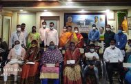 कोरोनामुळे मृत्यू झालेल्या महापालिकेच्या ९ कर्मचाऱ्यांच्या कुटूंबियांना प्रत्येकी २५ लाखांचा धनादेश महापौरांच्या हस्ते सुपूर्त