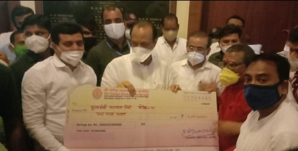 माजी नगरसेवक राजेंद्र जगताप यांच्याकडून मुख्यमंत्री सहाय्यता निधीसाठी ५ लाख रूपये; अजितदादांकडे धनादेश सुपूर्द