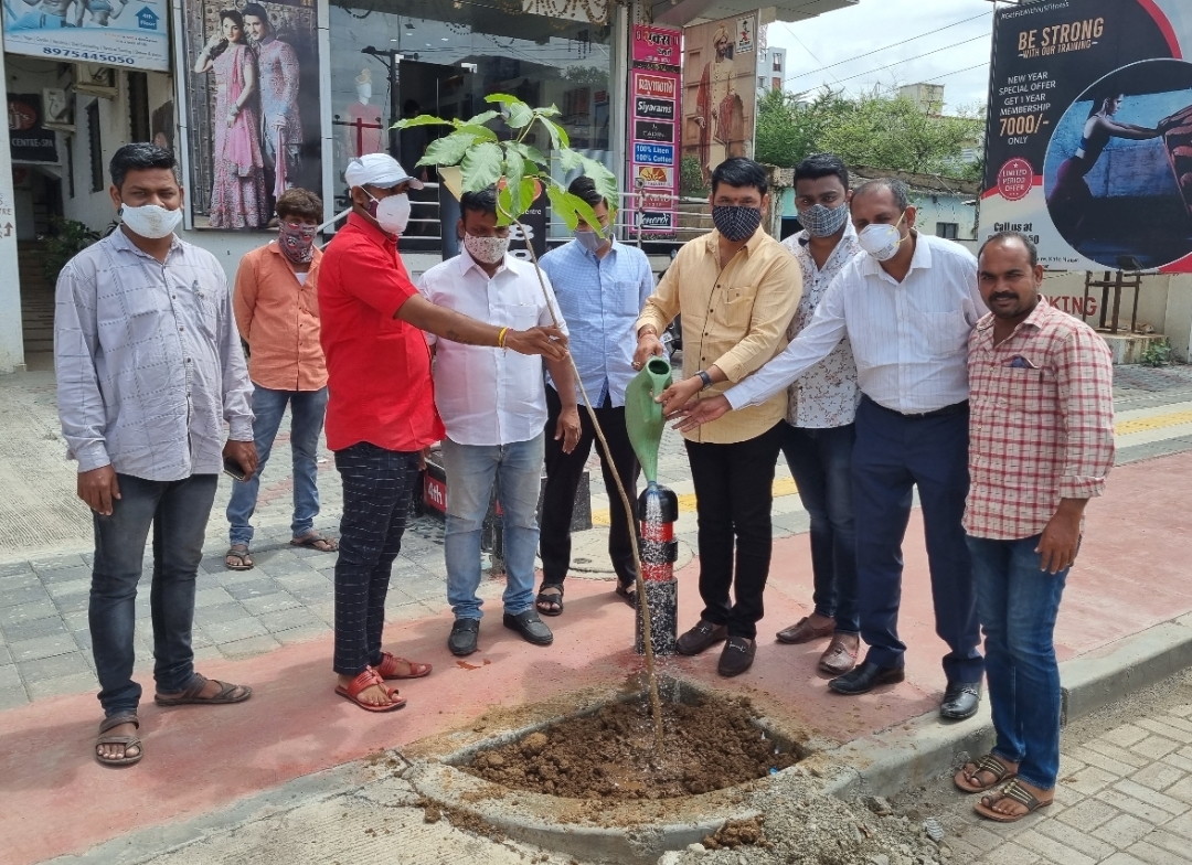 राष्ट्रवादी कॉंग्रेसच्या वर्धापन दिनानिमित्त पिंपळे सौदागर येथे माजी विरोधी पक्षनेते नाना काटे यांच्या हस्ते वृक्षारोपण