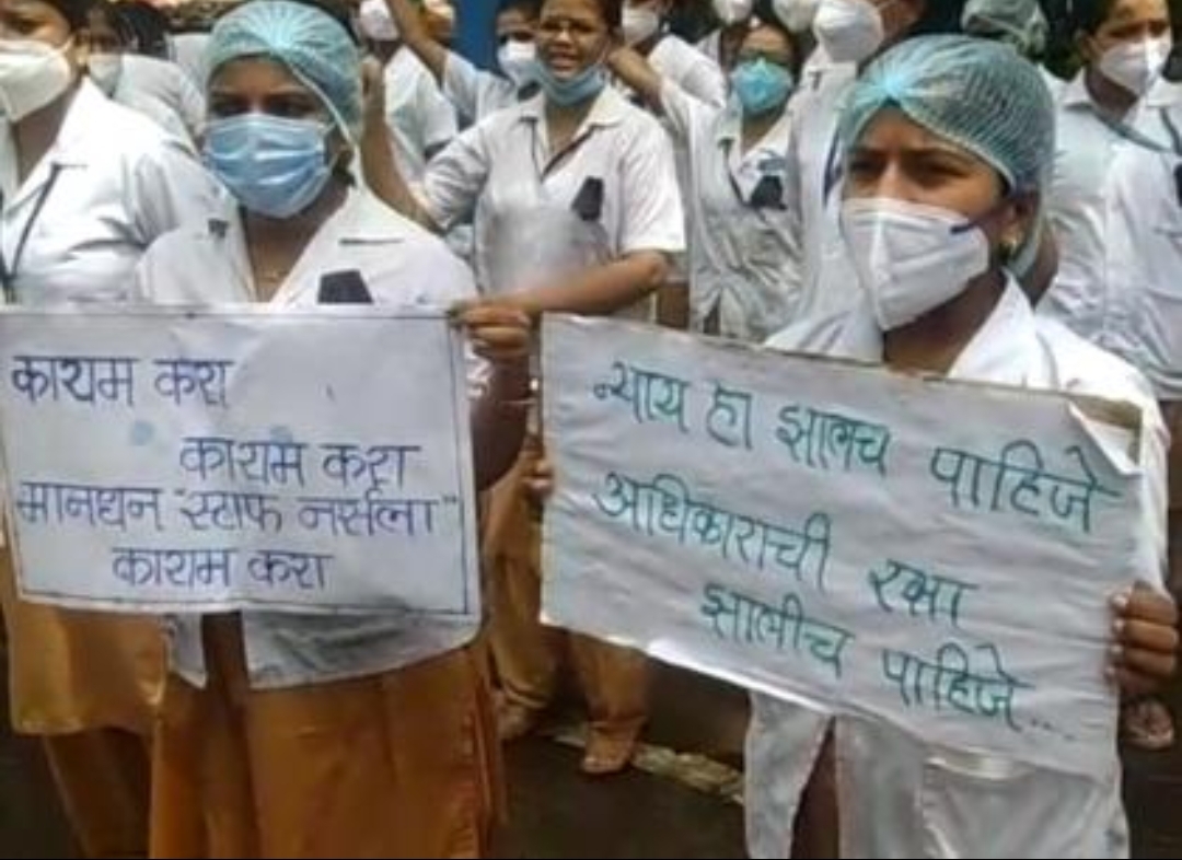 कायमस्वरूपी करा..! वायसीएम रुग्णालयाबाहेर परिचारिकांचे काळ्या फिती लावून आंदोलन