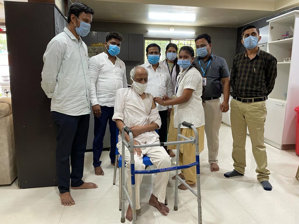 आमदार अण्णा बनसोडे  यांच्या प्रयत्नातून वृध्दाश्रमामध्ये कोविड लसीकरण