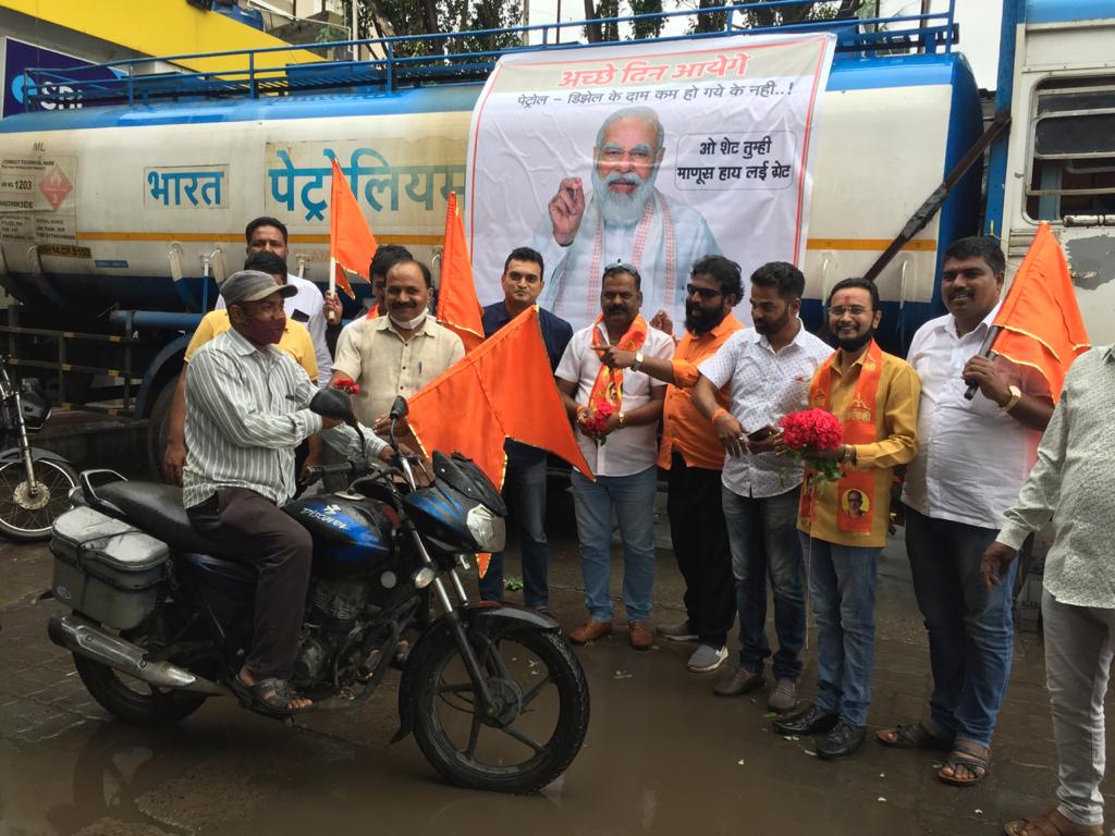 हेच का अच्छे दिन..? पेट्रोल, डिझेल दरवाढीचा काळेवाडीत शिवसेनेकडून निषेध