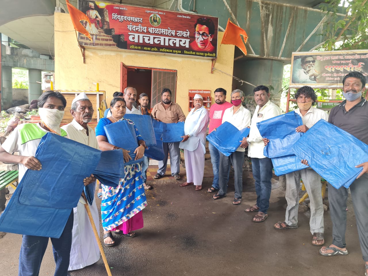 'माझा मुख्यमंत्री सप्ताह' : पिंपरी युवासेनेच्यावतीने गरजूंना ताडपत्री वाटप