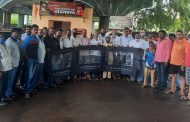 दापोडी, फुगेवाडीतील रिक्षा चालकांना पिंपरी युवासेनेकडून 'सेफ्टी कव्हर'चे वाटप