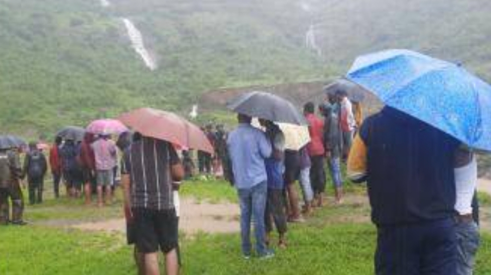 क्षणात कुटुंब संपलं; मावळात धबधबा पाहण्यासाठी गेलेल्या बापाचा दोन लेकरांसह बुडून मृत्यू