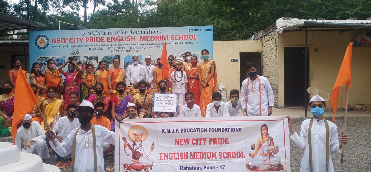 रहाटणी येथील न्यू सिटी प्राईड इंग्लिश मेडियम स्कूलमध्ये वृक्ष व ग्रंथ दिंडी सोशल डिस्टनसिंग पाळून उत्साहात साजरी