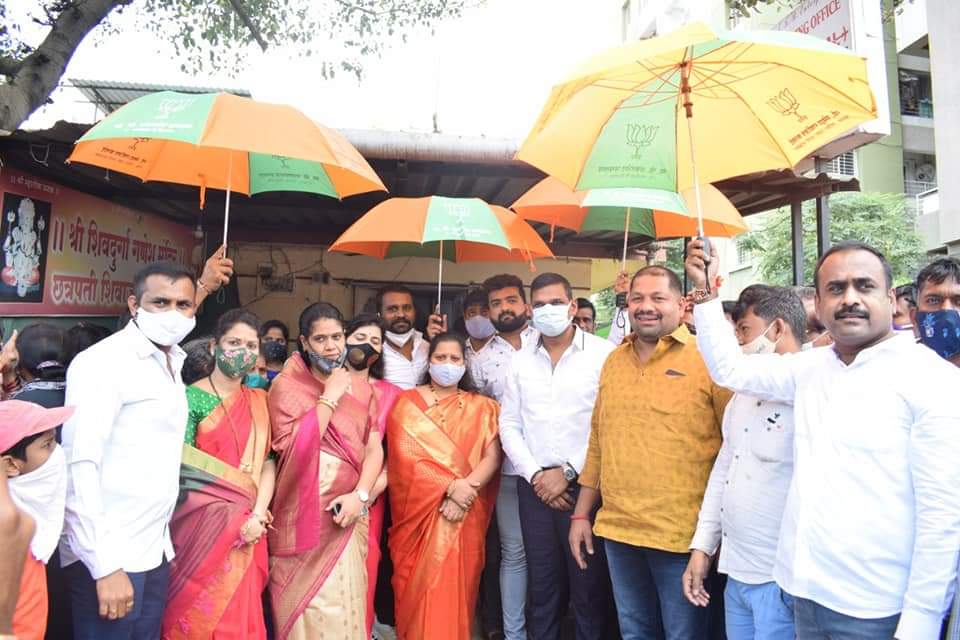 रणजित (आबा) कलाटे यांच्यावतीने वाकड येथील १० हजार कुटुंबियांना मोफत छत्री वाटप; महाड येथील पूरग्रस्तांना ५१ हजारांचा धनादेश सुपूर्द