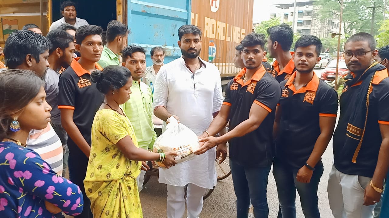 चिखली गावातील युवासैनिकांकडून महाड व चिपळूणमधील पूरग्रस्तांना मदत..!