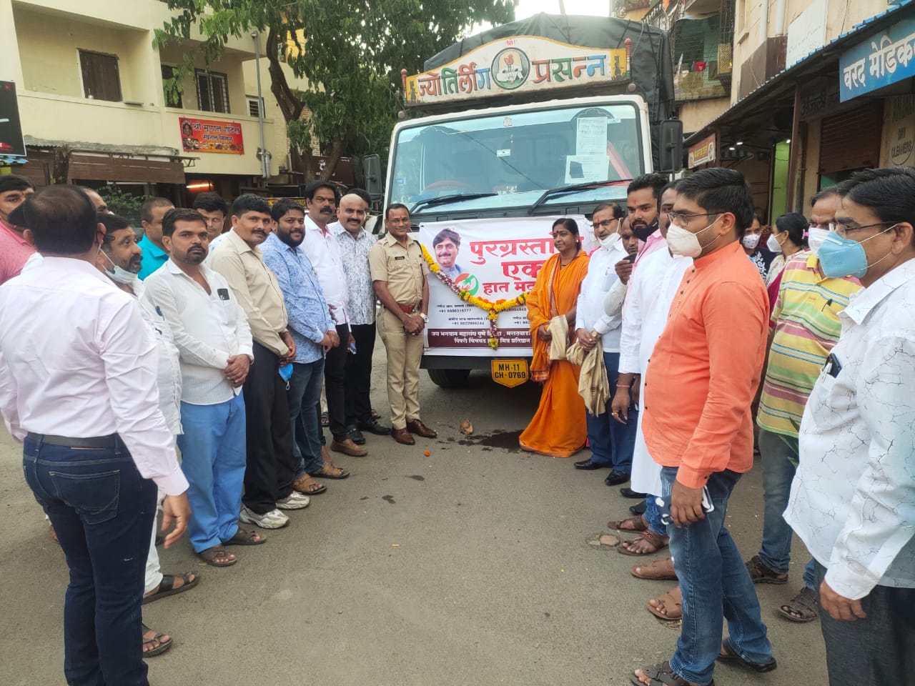 मराठवाडा जनविकास संघ, जय भगवान महासंघ व पिंपरी चिंचवड हृदय मित्र परिवारातर्फे कोकणातील पूरग्रस्तांना मदत