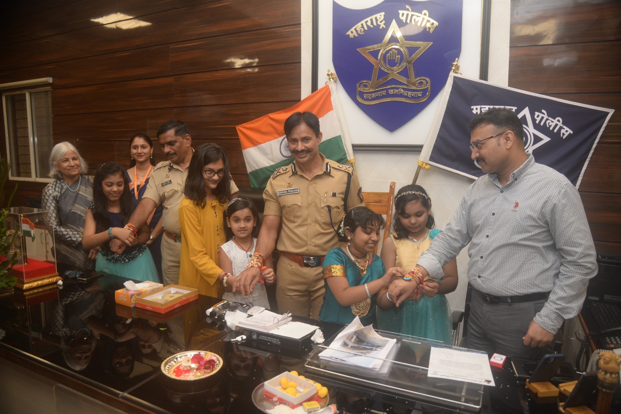 पोलिस आयुक्त कृष्ण प्रकाश यांचे चिमुकल्यांसोबत 'रक्षाबंधन'; मोशी-चिखली येथील इनोव्हेटीव्ह वर्ल्ड स्कूलचा अनोखा 'राखी-रक्षक' उपक्रम