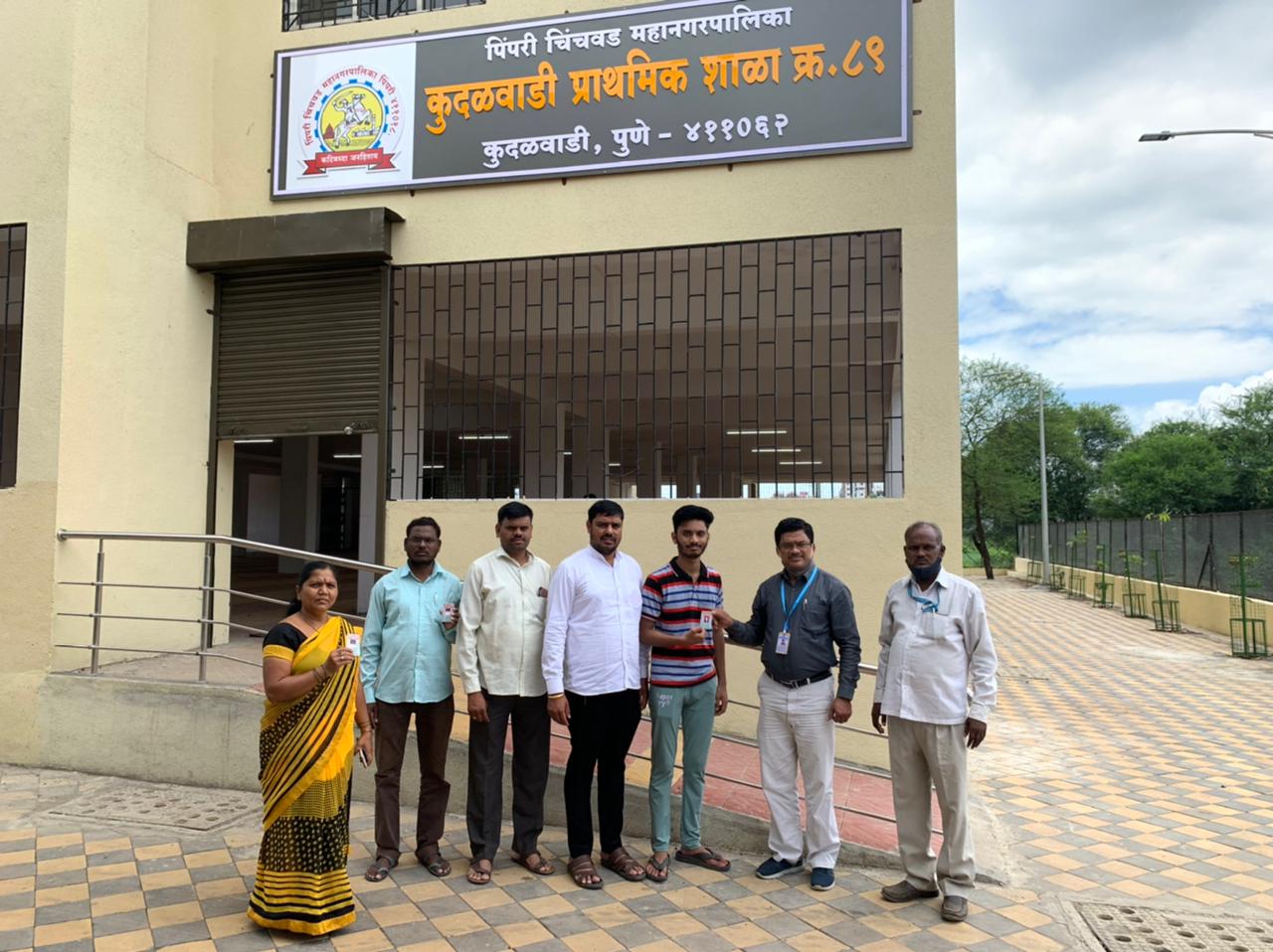 कुदळवाडी प्रभागातील मतदारांना नवीन ओळखपत्राचे वाटप; स्वीकृत सदस्य दिनेश यादव यांचा पुढाकार