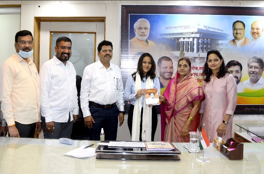 पिंपरी चिंचवडच्या आदिती कटारे हिची भारतीय वायुसेनेत 'फ्लाईंग ऑफिसर'पदी निवड झाल्याबद्दल महापालिकेच्यावतीने सत्कार