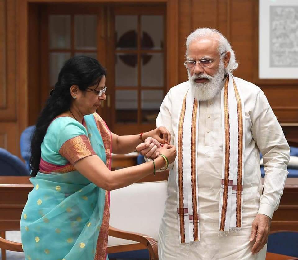 मेधा कुलकर्णींनी पंतप्रधान नरेंद्र मोदींना बांधली 'राखी'