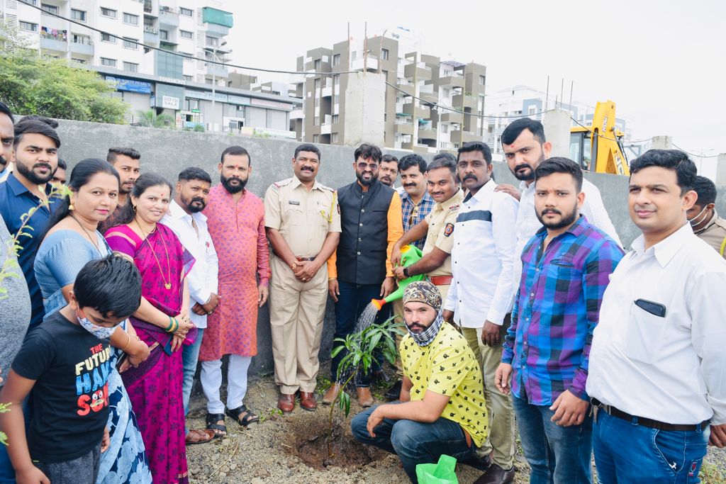 पोलीस फ्रेन्ड्स वेलफेअरच्या वतीने रावेत पोलीस स्टेशन येथे वृक्षारोपण
