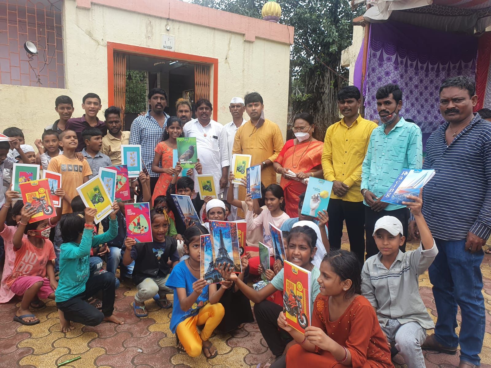 नगरसेविका अनुराधा गोरखे यांच्या वाढदिवसानिमित्त शालेय साहित्य तसेच टू व्हीलर लर्निंग लायसन्सचे वाटप