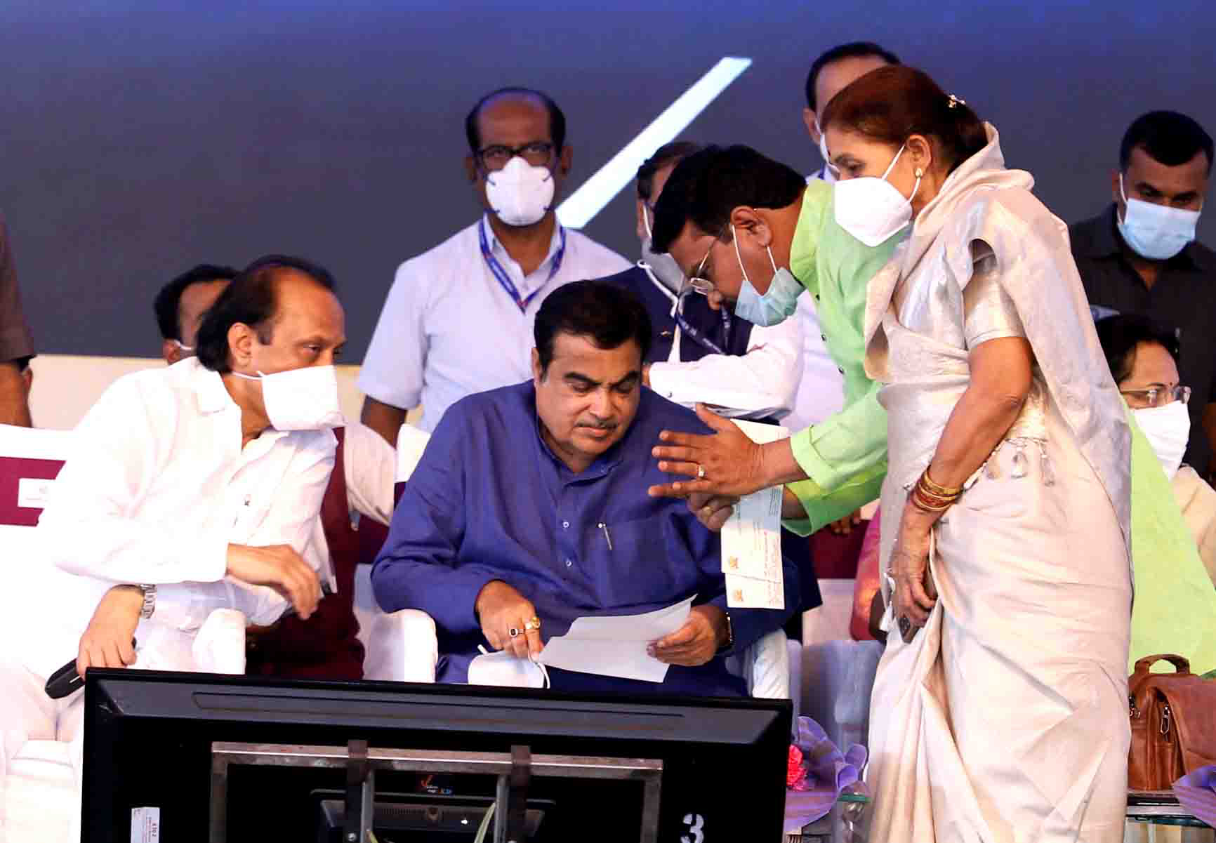 पिंपरी चिंचवड महापालिकेच्या किवळे प्रवेशद्वारावर चेंबूरच्या धर्तीवर 'शिवसृष्टी' उभारणार; केंद्रीय मंत्री नितीन गडकरींना महापौरांनी दिले निवेदन