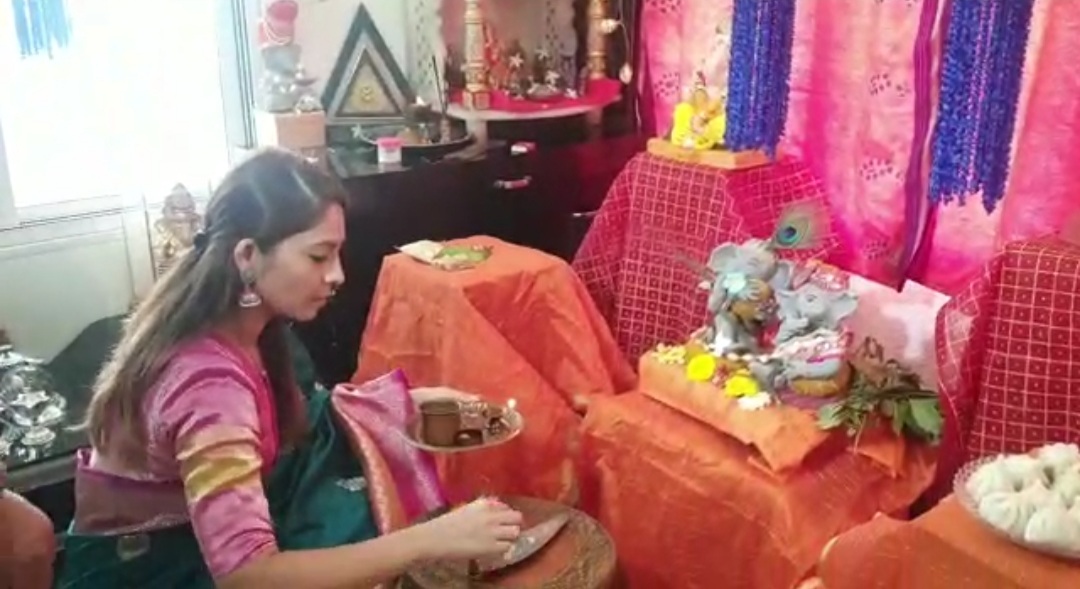 व्हिडिओ : अभिनेत्री सोनाली कुलकर्णीच्या घरी बाप्पा विराजमान