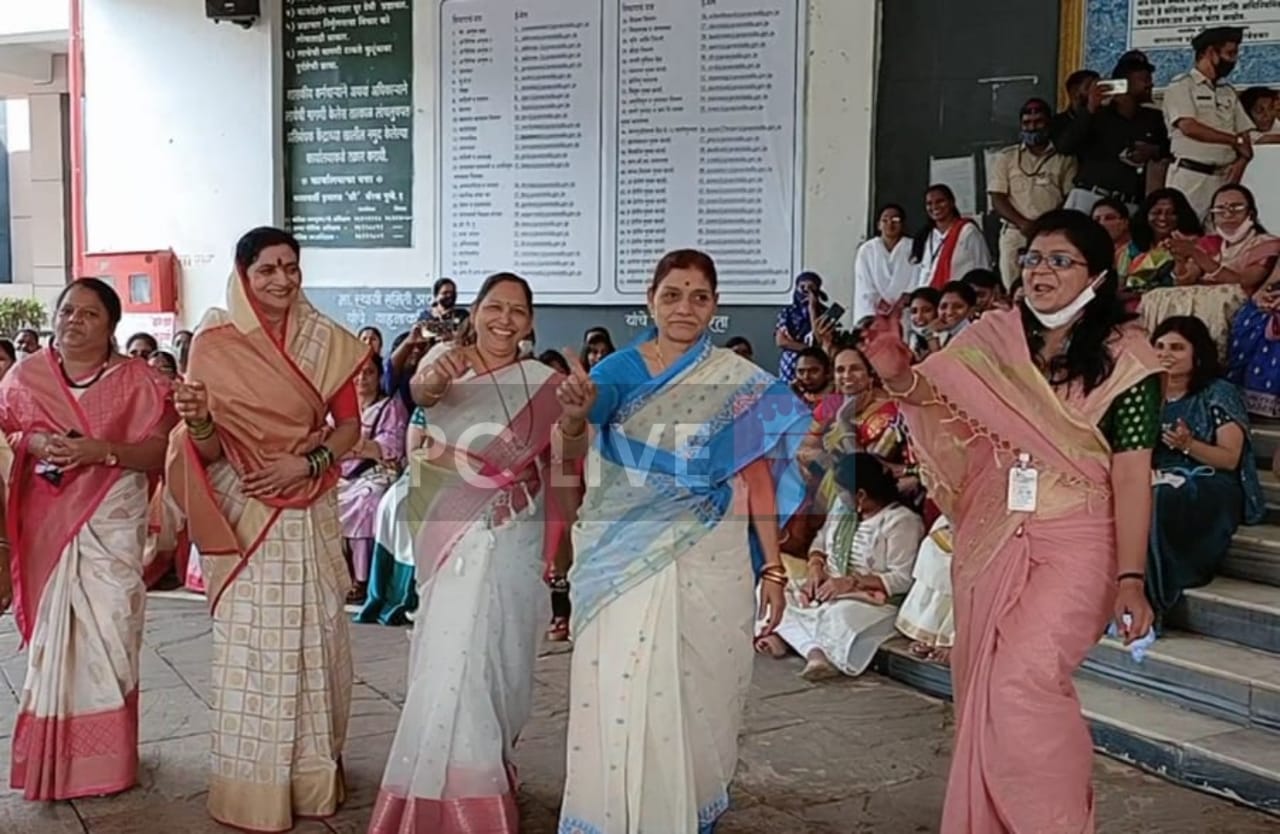 Video : पिंपरी चिंचवड महापालिकेच्या वर्धापनदिनाच्या कार्यक्रमात कोरोना नियमांची 'ऐंसी की तैसी'