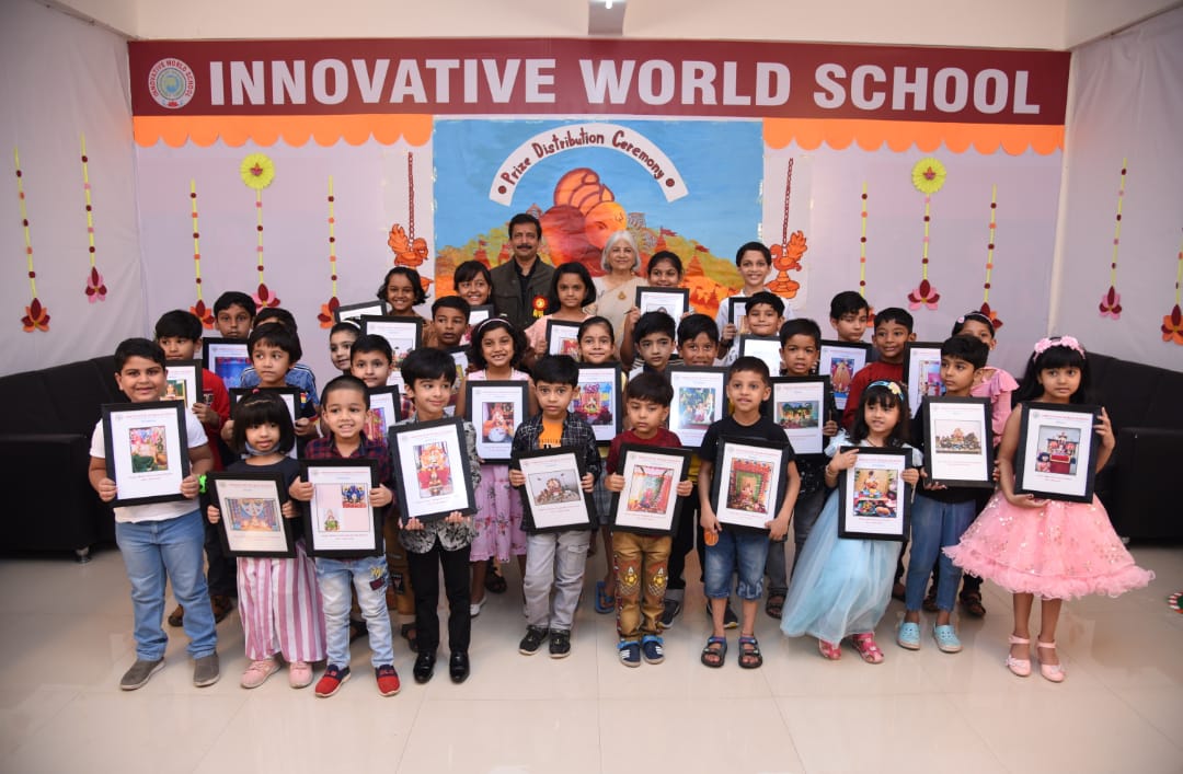 'इनोव्हेटिव वर्ल्ड' स्कूलमध्ये कला व हस्तकला पारितोषिक वितरण