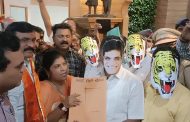Video : पिंपरी महापालिकेत शिवसेनेकडून किरीट सोमय्यांचा 'खोटा चेहरा फाडो' आंदोलन
