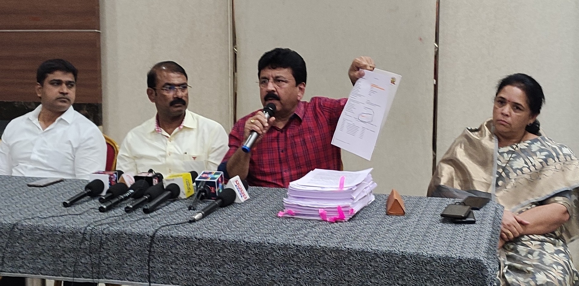 Video : बनावट कागदपत्रे सादर करून महापालिकेची फसवणूक करणाऱ्या 'श्रीकृपा सर्व्हिसेस' कंपनीवर फौजदारी गुन्हा दाखल करा; राष्ट्रवादी काँग्रेसची मागणी