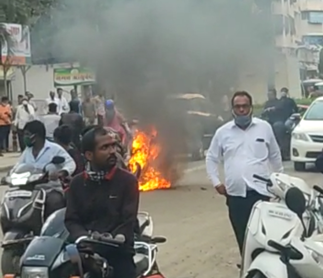 थकीत पगार मिळत नसल्याने कामगाराने भर रस्त्यात पेटवली मालकाची दुचाकी; चिंचवडगावातील धक्कादायक प्रकार