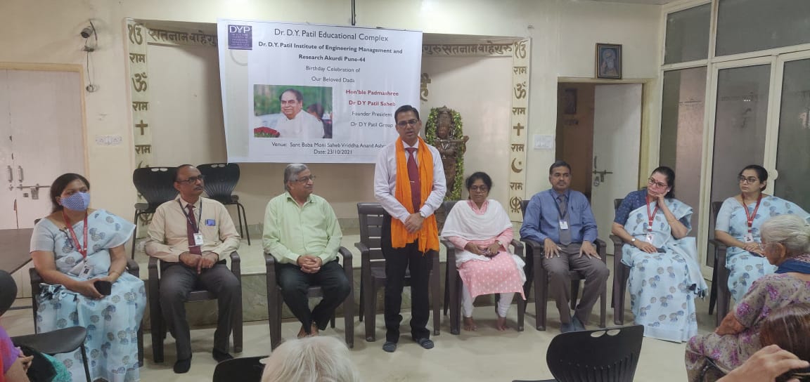 डॉ. डी. वाय पाटील कॉलेज आकुर्डी कडून संत बाबामोनी साहेब वृद्ध आनंद आश्रमास मदतीचा हात