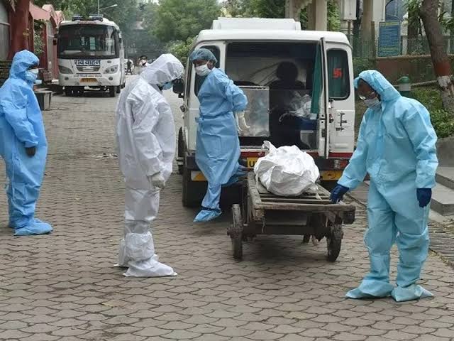 कोरोनाने मृत्यू झालेल्या रूग्णाच्या कुटुंबीयांना मिळणार ५० हजारांची मदत; राज्य सरकारचा निर्णय