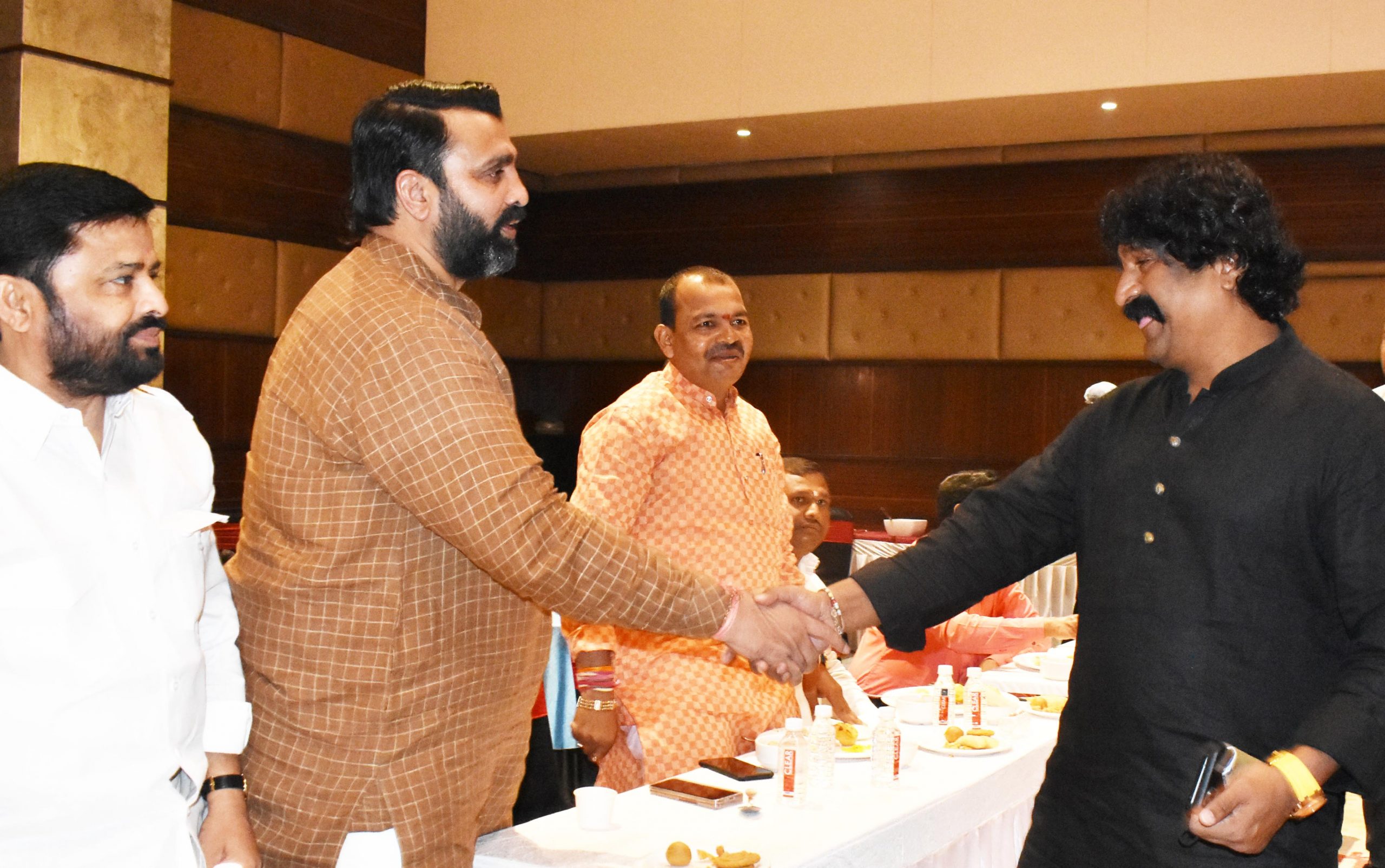 दिशा फाऊंडेशनच्या दिवाळी फराळास दिग्गजांची मांदियाळी