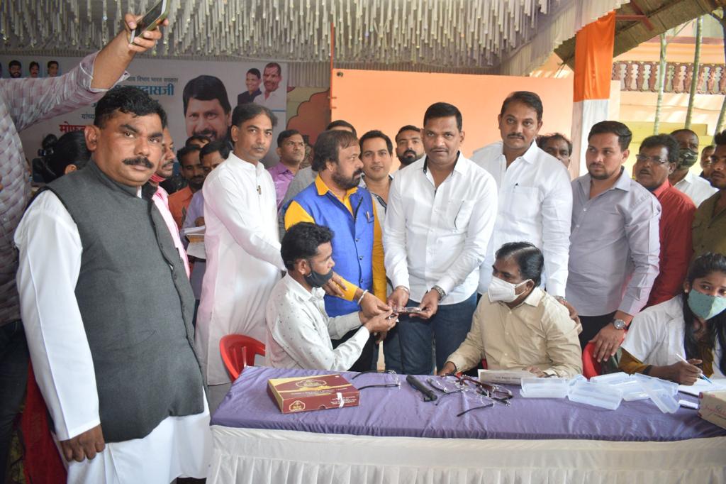 रामदास आठवले यांच्या वाढदिवसानिमित्त वाकड येथे ६०० नागरिकांना मोफत चष्मे वाटप, तर १२० जणांनी केले रक्तदान