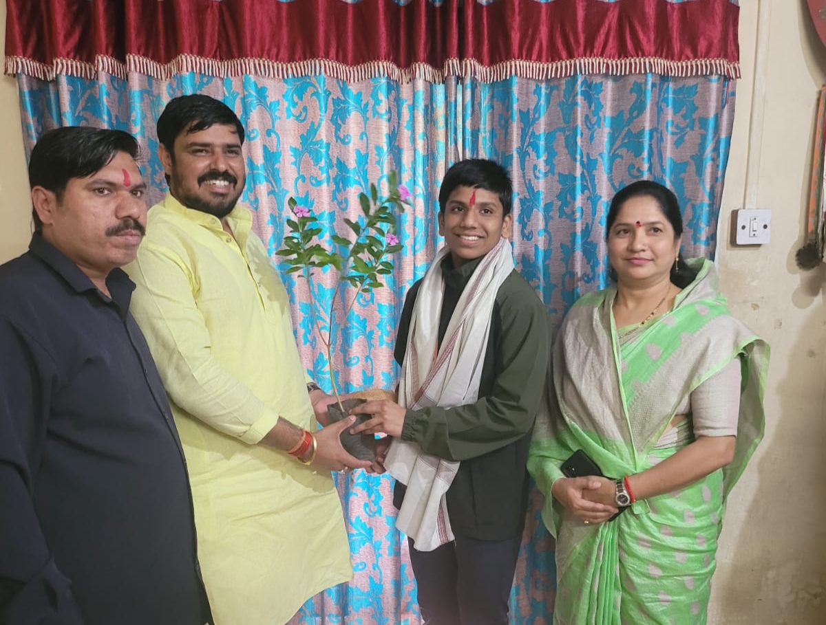 प्रगती गायकवाडला कुस्ती स्पर्धेत सुवर्ण पदक; नगरसेवक दिनेश यादव यांनी केला सत्कार