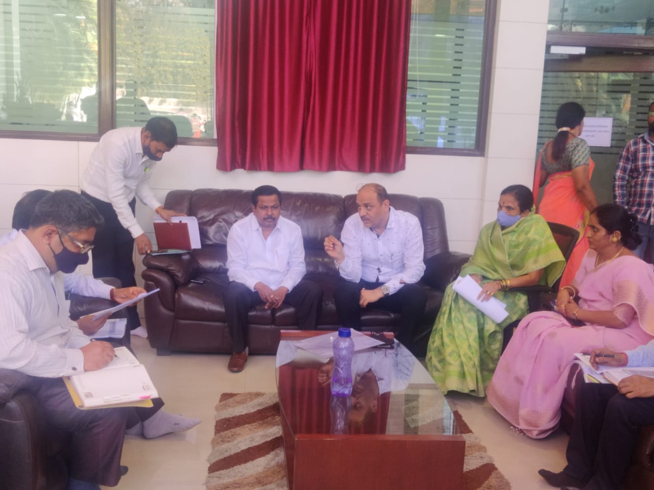 आमदार अण्णा बनसोडे यांची महावितरण अधिकाऱ्यांसोबत शहरातील विद्युत समस्यांबाबत बैठक