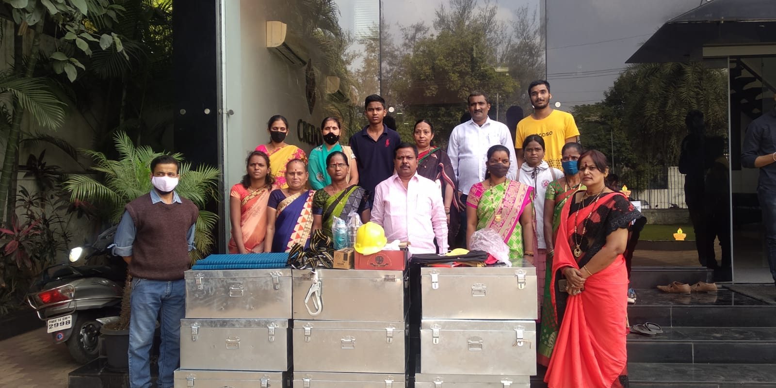 आमदार अण्णा बनसोडे यांच्या हस्ते बांधकाम कामगारांना जीवनावश्यक वस्तूंचे वाटप