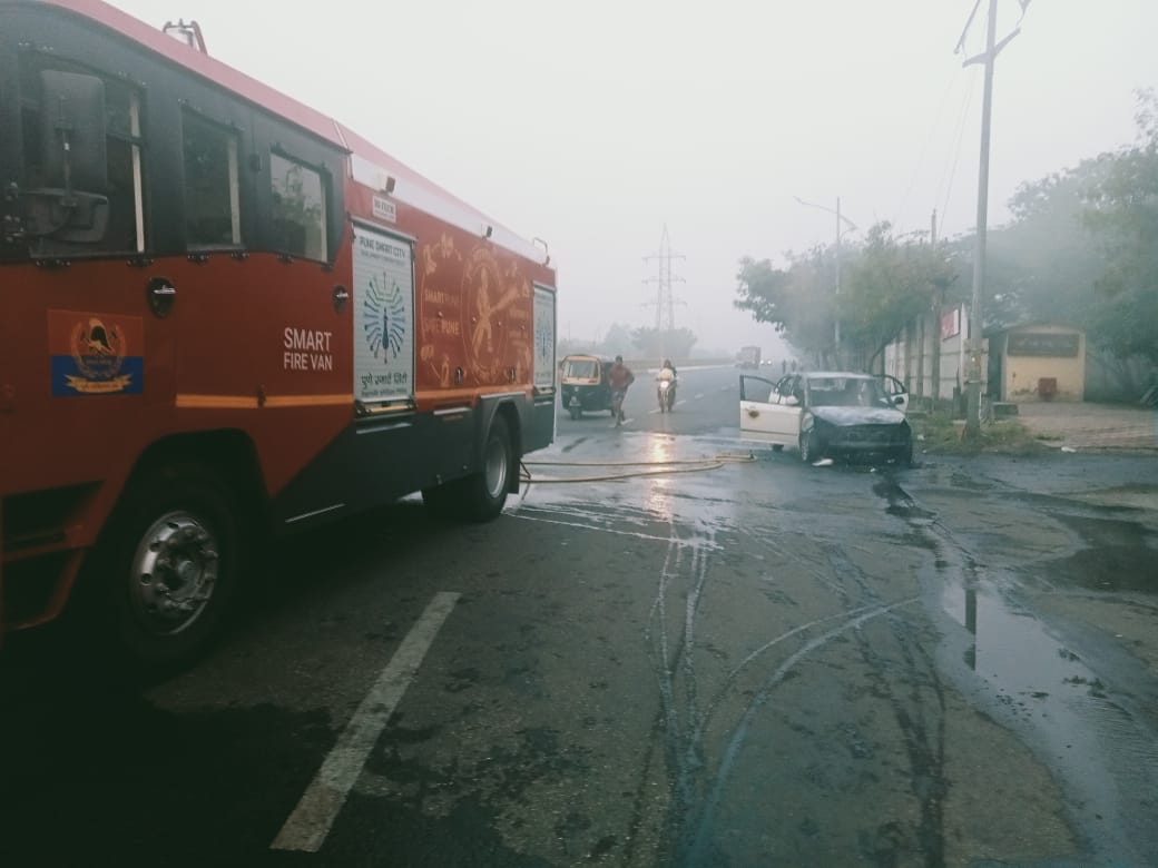 सांगवी फाट्यावर गाडीने घेतला पेट