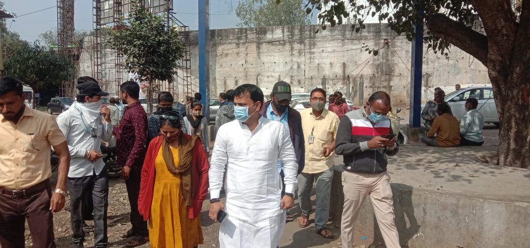 आनंदनगरमधील प्रलंबित विकासकामे त्वरित मार्गी लावा; 'अ' प्रभाग अध्यक्ष शैलेश मोरे यांच्या अधिकाऱ्यांना सूचना