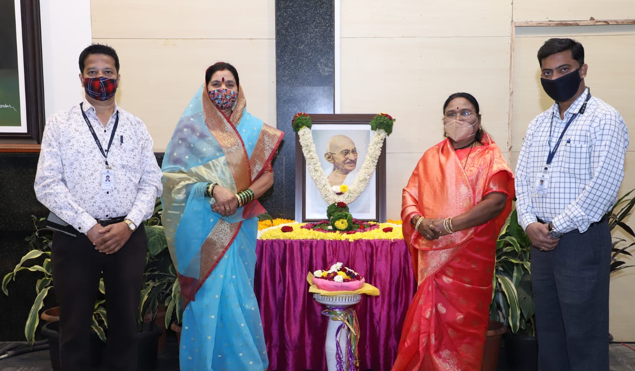 महात्मा गांधी यांना महापालिकेच्या वतीने अभिवादन