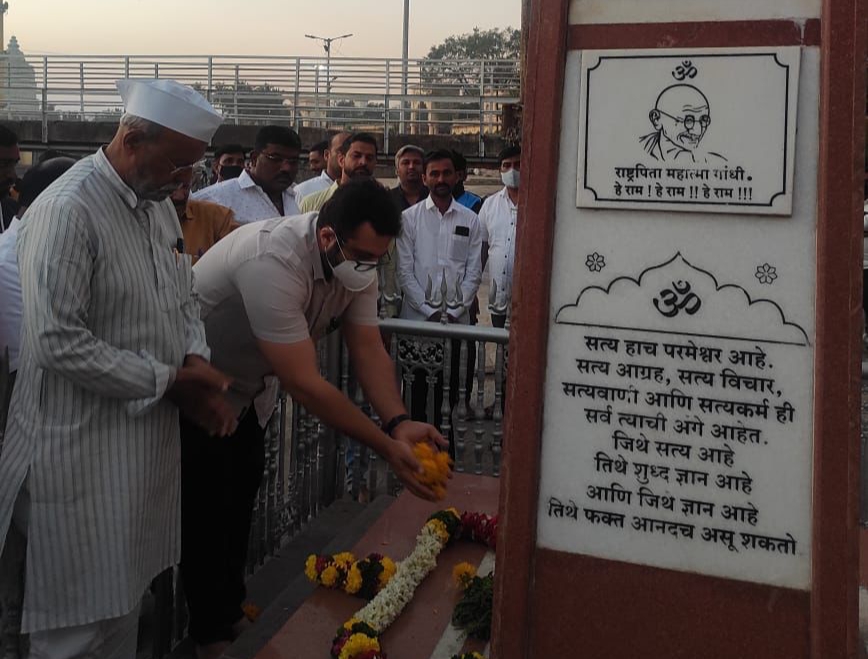 Video : आळंदीतील राष्ट्रपिता महात्मा गांधी स्मारकावर खासदार डॉ. अमोल कोल्हे यांचे आत्मक्लेश आणि दिलगिरी..!