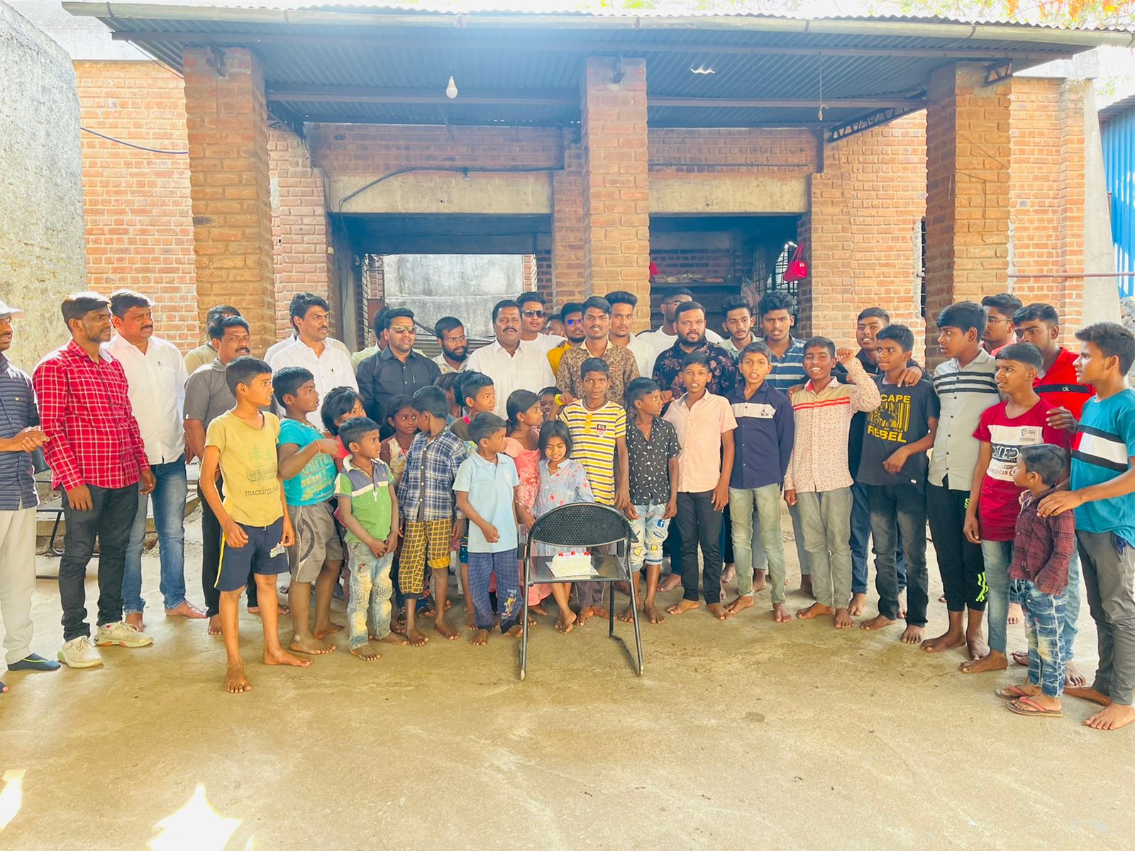 अमोलभाऊ डोळस युथ फाऊंडेशनच्या वतीने शिवजयंती निमित्त अनाथ आश्रमास फळे व खाऊ वाटप