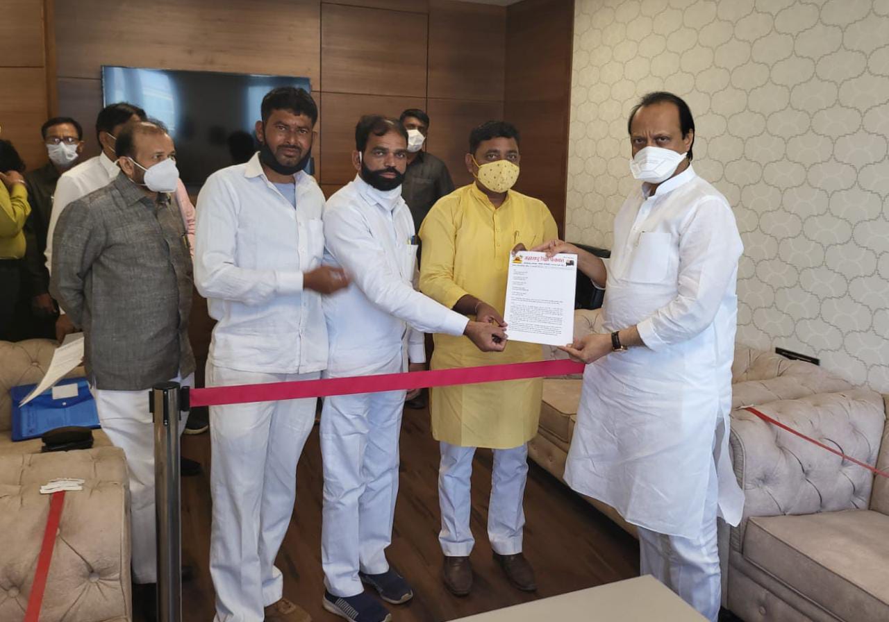 बेकायदेशीर दुचाकी व्यवसायाला परवानगी नाही, सरकार रिक्षा चालकांच्या बाजूने; उपमुख्यमंत्री अजित पवार यांचे महाराष्ट्र रिक्षा पंचायतच्या शिष्टमंडळाला आश्वासन