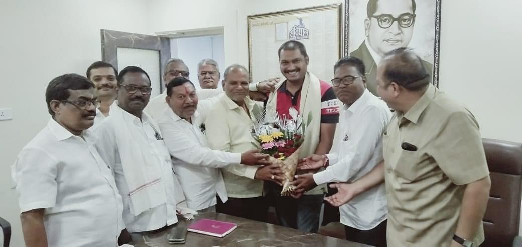 सुरज गजानन बाबर यांनी ऑल महाराष्ट्र फेअर प्राईज शाॅप किपर्स फेडरेशनचे स्वीकारले सभासदत्व