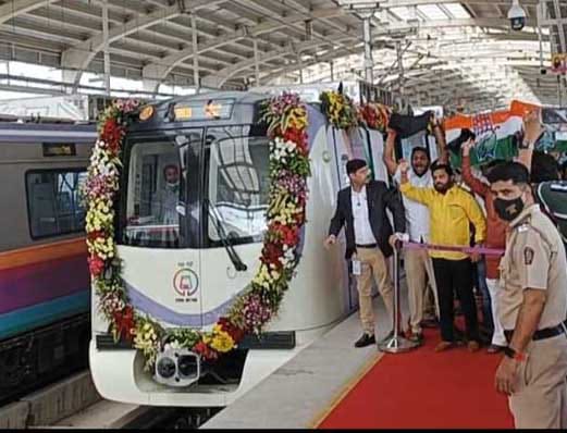 मेट्रोच्या उद्‌घाटन प्रसंगी काळे झेंडे दाखवून पिंपरी चिंचवड कॉंग्रेसची निदर्शने