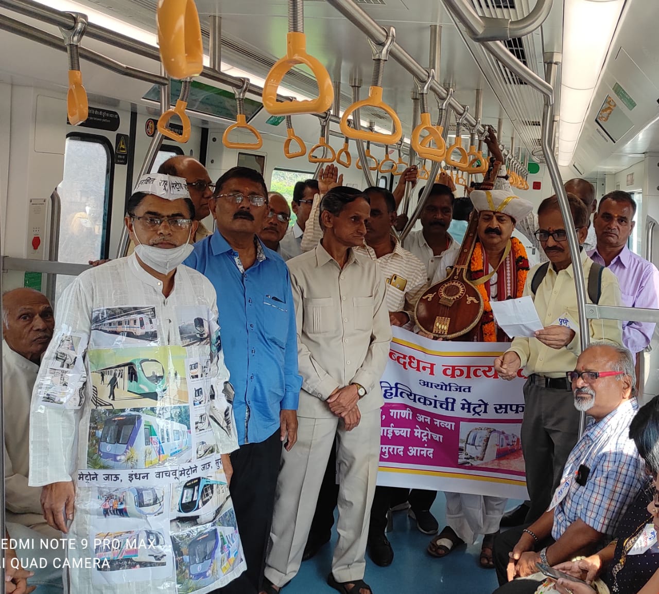 साहित्यिकांची मेट्रो सफर.. अन् मेट्रोतच रंगले कविसंमेलन..!