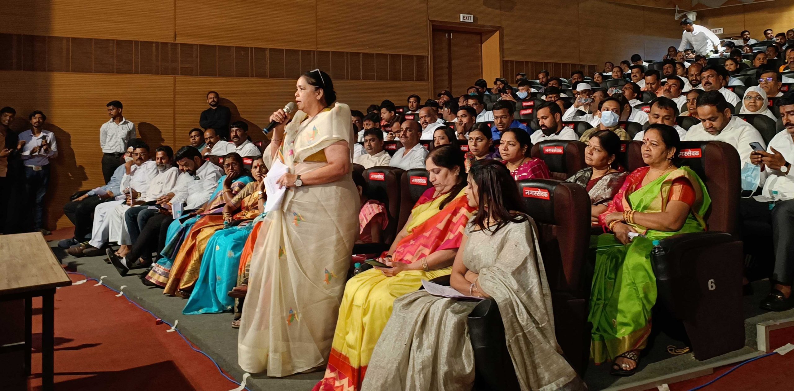 सामान्य जनतेच्या महासभेत पाणी प्रश्नावर महिला सदस्या आक्रमक