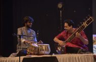 सुरेल सतारवादन आणि आम्ही दुनियेचे राजे या वेगळ्या धाटणीच्या संगीतिकेने रसिक मंत्रमुग्ध